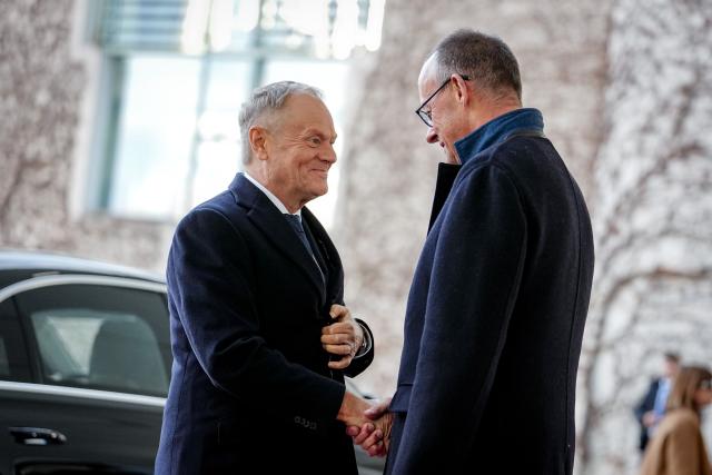 01 December 2025, Berlin: Germany's Chancellor Friedrich Merz (R) welcomes Donald Tusk, Poland's Prime Minister, with military honors in front of the German Chancellery during the German-Polish intergovernmental consultations. Photo: Kay Nietfeld/dpa