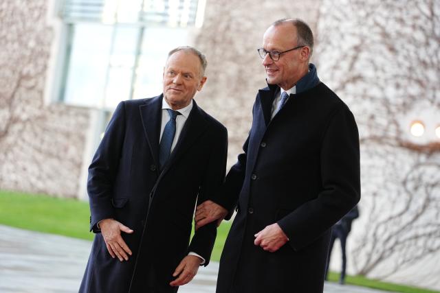 01 December 2025, Berlin: Germany's Chancellor Friedrich Merz (R) welcomes Donald Tusk, Prime Minister of Poland, with military honors in front of the German Chancellery during the German-Polish intergovernmental consultations. Photo: Kay Nietfeld/dpa