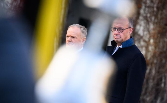 01 December 2025, Berlin: Germany's Chancellor Friedrich Merz (R) welcomes Donald Tusk, Prime Minister of Poland, with military honors in front of the German Chancellery during the German-Polish intergovernmental consultations. Photo: Bernd von Jutrczenka/dpa