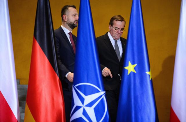 01 December 2025, Berlin: Wladyslaw Kosiniak-Kamysz (L), Minister of Defense of Poland, and Boris Pistorius, German Minister of Defense, arrive for a group photo at the German-Polish government consultations in the Federal Chancellery in Berlin. Photo: Bernd von Jutrczenka/dpa