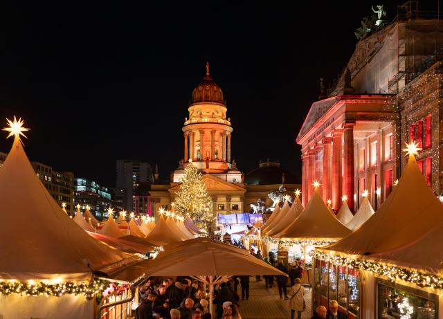 01 December 2025, Berlin: Tents adorned with illuminated stars and a decorated Christmas tree are set up at the "Weihnachtszauber" Christmas market on Gendarmenmarkt against the backdrop of the Konzerthaus (R) and the Cathedral in Berlin. Photo: Soeren Stache/dpa