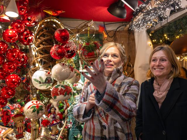 01 December 2025, Berlin: Presidnet of the German Parliament (Bundestag) Julia Kloeckner and French Parliament President Yael Braun-Pivet visit the "Weihnachtszauber" Christmas market at Gendarmenmarkt in Berlin. Photo: Soeren Stache/dpa