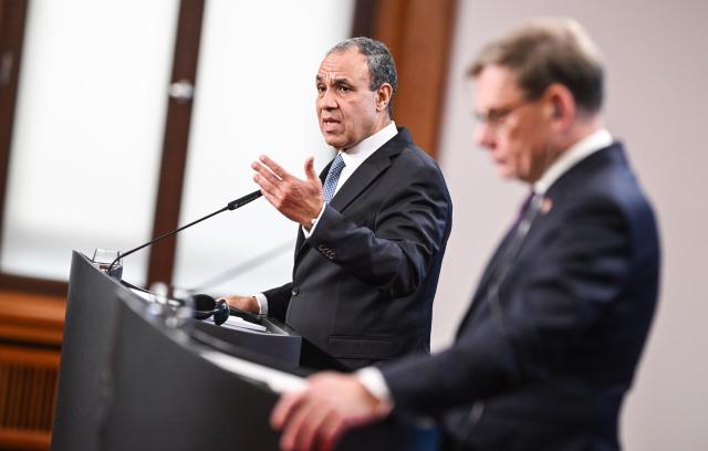02 December 2025, Berlin: Johann Wadephul (R), German Foreign Minister, and Egyptian Foreign Minister Badr Abdelatty hold a joint press conference. Photo: Britta Pedersen/dpa