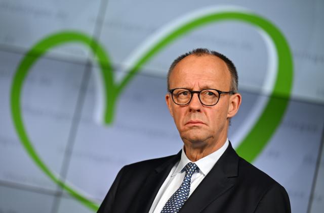 02 December 2025, Thuringia, Jena: Germany's Chancellor Friedrich Merz stands in a laboratory at the Fraunhofer Institute for Applied Optics and Precision Engineering during his inaugural visit to Thuringia. Photo: Martin Schutt/dpa
