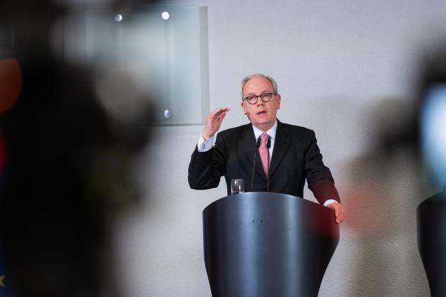 02 December 2025, Berlin: Hans Christoph Atzpodien, Managing Director of the German Security and Defence Industry Association, speaks at a press conference during a meeting between representatives of the security and defense industry and the automotive and supplier industry with the German government. Photo: Christophe Gateau/dpa