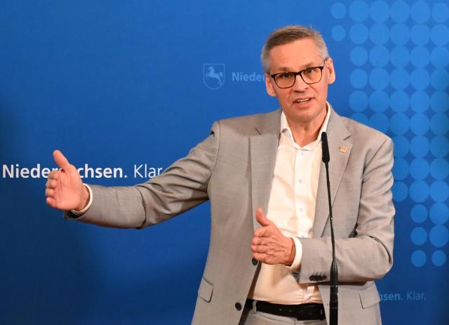 02 December 2025, Lower Saxony, Hanover: Thorsten Groeger, District Director of IG Metall for Lower Saxony and Saxony-Anhalt, speaks during a press conference. The state government meets regularly with the chairmen of the works councils of the major companies in Lower Saxony's metal and electrical industry, as well as those of Volkswagen and Salzgitter AG, to exchange views. This time, the focus will be on the situation in Lower Saxony's automotive and supplier industry. Photo: Shireen Broszies/dpa