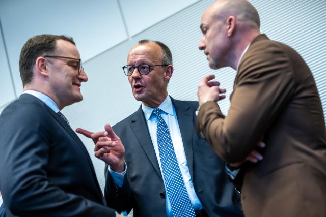 02 December 2025, Berlin: German Chancellor Friedrich Merz (C) speaks with Jens Spahn (L), CDU/CSU parliamentary group leader in the Bundestag, and Alexander Hoffmann, CSU regional group leader in the Bundestag, before the start of the parliamentary group meeting in the Bundestag. Photo: Michael Kappeler/dpa