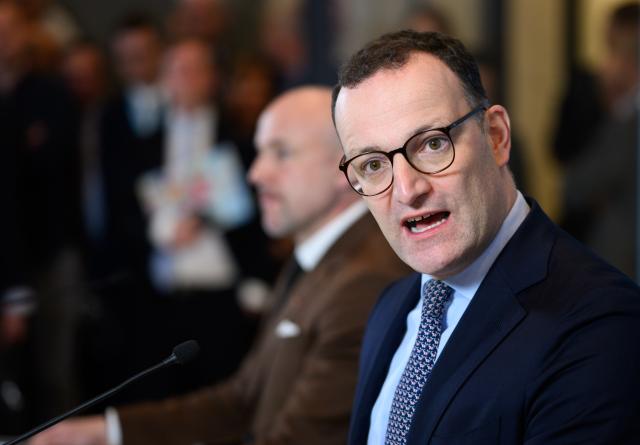 02 December 2025, Berlin: Jens Spahn (R), Chairman of the CDU/CSU parliamentary group in the German Bundestag, and Alexander Hoffmann, Chairman of the CSU parliamentary group in the CDU/CSU parliamentary group, speak before the meeting of the CDU/CSU parliamentary group in the German Bundestag. Photo: Bernd von Jutrczenka/dpa