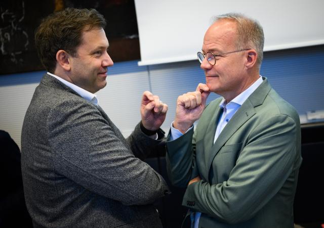 02 December 2025, Berlin: Lars Klingbeil (l), German Minister of Finance and Federal Chairman of the SPD, and Matthias Miersch, Chairman of the SPD parliamentary group, talk at the start of the meeting of the SPD parliamentary group in the German Bundestag. Photo: Bernd von Jutrczenka/dpa
