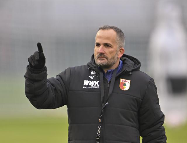 02 December 2025, Bavaria, Augsburg: Manuel Baum, interim coach of FC Augsburg, takes part in public training at the WWK Arena. Photo: Peter Kneffel/dpa - WICHTIGER HINWEIS: Gemäß den Vorgaben der DFL Deutsche Fußball Liga bzw. des DFB Deutscher Fußball-Bund ist es untersagt, in dem Stadion und/oder vom Spiel angefertigte Fotoaufnahmen in Form von Sequenzbildern und/oder videoähnlichen Fotostrecken zu verwerten bzw. verwerten zu lassen.
