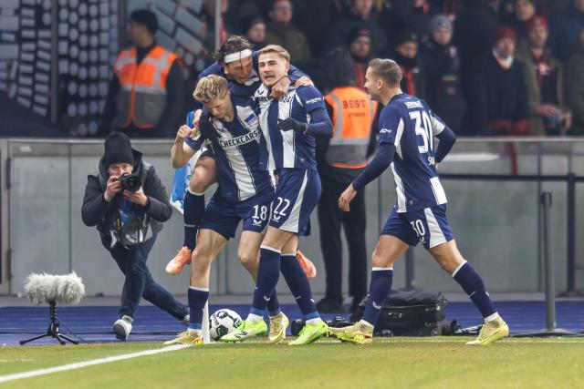02 December 2025, Berlin: Hertha's Luca Schuler (L) celebrates scoring his side's first goal with teammates during the German DFB Cup round of 16 soccer match between Hertha BSC and 1. FC Kaiserslautern at Olympiastadion. Photo: Andreas Gora/dpa - WICHTIGER HINWEIS: Gemäß den Vorgaben der DFL Deutsche Fußball Liga bzw. des DFB Deutscher Fußball-Bund ist es untersagt, in dem Stadion und/oder vom Spiel angefertigte Fotoaufnahmen in Form von Sequenzbildern und/oder videoähnlichen Fotostrecken zu verwerten bzw. verwerten zu lassen.