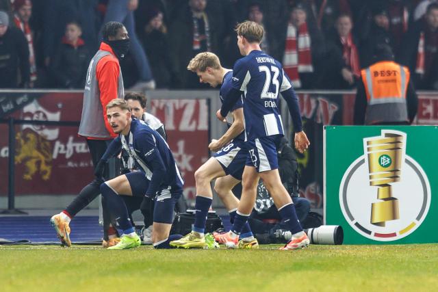 02 December 2025, Berlin: Hertha's Marten Winkler (L) celebrates scoring his side's second goal with teammates during the German DFB Cup round of 16 soccer match between Hertha BSC and 1. FC Kaiserslautern at Olympiastadion. Photo: Andreas Gora/dpa - WICHTIGER HINWEIS: Gemäß den Vorgaben der DFL Deutsche Fußball Liga bzw. des DFB Deutscher Fußball-Bund ist es untersagt, in dem Stadion und/oder vom Spiel angefertigte Fotoaufnahmen in Form von Sequenzbildern und/oder videoähnlichen Fotostrecken zu verwerten bzw. verwerten zu lassen.