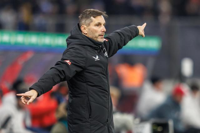 02 December 2025, Berlin: Hertha BSC Coach Stefan Leitl gestures on the touchline during the German DFB Cup round of 16 soccer match between Hertha BSC and 1. FC Kaiserslautern at Olympiastadion. Photo: Andreas Gora/dpa - WICHTIGER HINWEIS: Gemäß den Vorgaben der DFL Deutsche Fußball Liga bzw. des DFB Deutscher Fußball-Bund ist es untersagt, in dem Stadion und/oder vom Spiel angefertigte Fotoaufnahmen in Form von Sequenzbildern und/oder videoähnlichen Fotostrecken zu verwerten bzw. verwerten zu lassen.