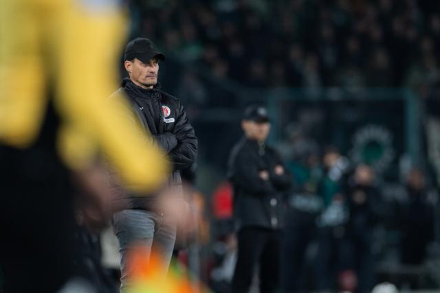 02 December 2025, North Rhine-Westphalia, Moenchengladbach: Pauli coach Alexander Blessin reacts during the German DFB Cup round of 16 soccer match between Borussia Moenchengladbach and FC St. Pauli at Borussia-Park. Photo: Rolf Vennenbernd/dpa - IMPORTANT NOTICE: DFL and DFB regulations prohibit any use of photographs as image sequences and/or quasi-video.