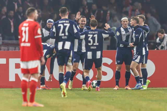 02 December 2025, Berlin: Hertha's Kennet Eichhorn (L) celebrates scoring his side's third goal with teammates during the German DFB Cup round of 16 soccer match between Hertha BSC and 1. FC Kaiserslautern at Olympiastadion. Photo: Andreas Gora/dpa - WICHTIGER HINWEIS: Gemäß den Vorgaben der DFL Deutsche Fußball Liga bzw. des DFB Deutscher Fußball-Bund ist es untersagt, in dem Stadion und/oder vom Spiel angefertigte Fotoaufnahmen in Form von Sequenzbildern und/oder videoähnlichen Fotostrecken zu verwerten bzw. verwerten zu lassen.