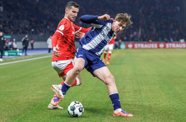 02 December 2025, Berlin: Hertha's Kennet Eichhorn (R) and Kaiserslautern's Ivan Prtajin battle for the ball during the German DFB Cup round of 16 soccer match between Hertha BSC and 1. FC Kaiserslautern at Olympiastadion. Photo: Andreas Gora/dpa - WICHTIGER HINWEIS: Gemäß den Vorgaben der DFL Deutsche Fußball Liga bzw. des DFB Deutscher Fußball-Bund ist es untersagt, in dem Stadion und/oder vom Spiel angefertigte Fotoaufnahmen in Form von Sequenzbildern und/oder videoähnlichen Fotostrecken zu verwerten bzw. verwerten zu lassen.