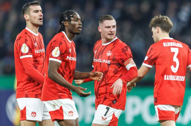 02 December 2025, Berlin: Kaiserslautern's Marlon Ritter (2nd R) celebrates scoring his side's first goal with teammates during the German DFB Cup round of 16 soccer match between Hertha BSC and 1. FC Kaiserslautern at Olympiastadion. Photo: Andreas Gora/dpa - WICHTIGER HINWEIS: Gemäß den Vorgaben der DFL Deutsche Fußball Liga bzw. des DFB Deutscher Fußball-Bund ist es untersagt, in dem Stadion und/oder vom Spiel angefertigte Fotoaufnahmen in Form von Sequenzbildern und/oder videoähnlichen Fotostrecken zu verwerten bzw. verwerten zu lassen.