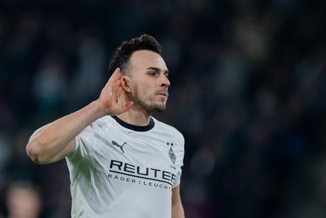 02 December 2025, North Rhine-Westphalia, Moenchengladbach: Moenchengladbach's Haris Tabakovic celebrates scoring his side's first goal during the German DFB Cup round of 16 soccer match between Borussia Moenchengladbach and FC St. Pauli at Borussia-Park. Photo: Rolf Vennenbernd/dpa - IMPORTANT NOTICE: DFL and DFB regulations prohibit any use of photographs as image sequences and/or quasi-video.
