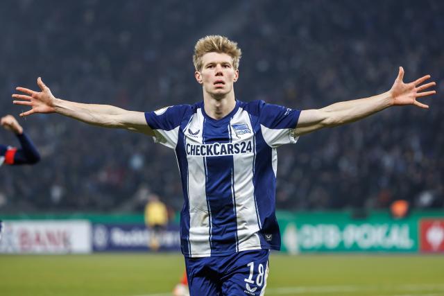 02 December 2025, Berlin: Hertha's Luca Schuler celebrates scoring his side's fourth goal during the German DFB Cup round of 16 soccer match between Hertha BSC and 1. FC Kaiserslautern at Olympiastadion. Photo: Andreas Gora/dpa - WICHTIGER HINWEIS: Gemäß den Vorgaben der DFL Deutsche Fußball Liga bzw. des DFB Deutscher Fußball-Bund ist es untersagt, in dem Stadion und/oder vom Spiel angefertigte Fotoaufnahmen in Form von Sequenzbildern und/oder videoähnlichen Fotostrecken zu verwerten bzw. verwerten zu lassen.
