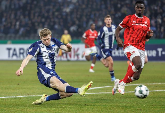 02 December 2025, Berlin: Hertha's Luca Schuler (L) scores his side's fourth goal during the German DFB Cup round of 16 soccer match between Hertha BSC and 1. FC Kaiserslautern at Olympiastadion. Photo: Andreas Gora/dpa - WICHTIGER HINWEIS: Gemäß den Vorgaben der DFL Deutsche Fußball Liga bzw. des DFB Deutscher Fußball-Bund ist es untersagt, in dem Stadion und/oder vom Spiel angefertigte Fotoaufnahmen in Form von Sequenzbildern und/oder videoähnlichen Fotostrecken zu verwerten bzw. verwerten zu lassen.