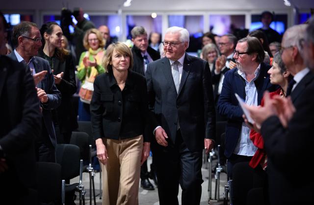 02 December 2025, Berlin: German President Frank-Walter Steinmeier (C) and his wife Elke Buedenbender arrive to attend the "25 Years of Remembrance, Responsibility and Future" ceremony at the Jewish Museum. Photo: Bernd von Jutrczenka/dpa