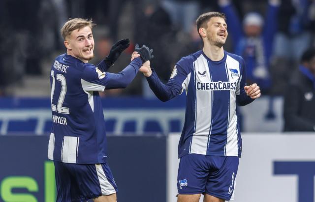 02 December 2025, Berlin: Hertha's Dawid Kownacki (R) celebrates scoring his side's fifth goal with teammate Marten Winkler during the German DFB Cup round of 16 soccer match between Hertha BSC and 1. FC Kaiserslautern at Olympiastadion. Photo: Andreas Gora/dpa - WICHTIGER HINWEIS: Gemäß den Vorgaben der DFL Deutsche Fußball Liga bzw. des DFB Deutscher Fußball-Bund ist es untersagt, in dem Stadion und/oder vom Spiel angefertigte Fotoaufnahmen in Form von Sequenzbildern und/oder videoähnlichen Fotostrecken zu verwerten bzw. verwerten zu lassen.