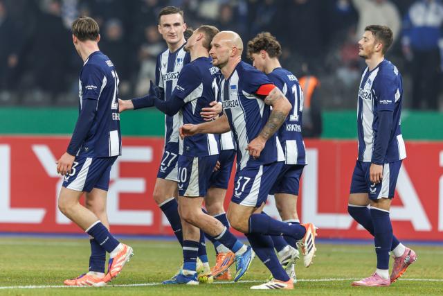 02 December 2025, Berlin: Hertha players celebrate their side's sixth goal during the German DFB Cup round of 16 soccer match between Hertha BSC and 1. FC Kaiserslautern at Olympiastadion. Photo: Andreas Gora/dpa - WICHTIGER HINWEIS: Gemäß den Vorgaben der DFL Deutsche Fußball Liga bzw. des DFB Deutscher Fußball-Bund ist es untersagt, in dem Stadion und/oder vom Spiel angefertigte Fotoaufnahmen in Form von Sequenzbildern und/oder videoähnlichen Fotostrecken zu verwerten bzw. verwerten zu lassen.
