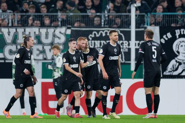 02 December 2025, North Rhine-Westphalia, Moenchengladbach: Pauli's Louis Oppie (3rd L) celebrates scoring his side's second goal during the German DFB Cup round of 16 soccer match between Borussia Moenchengladbach and FC St. Pauli at Borussia-Park. Photo: Rolf Vennenbernd/dpa - IMPORTANT NOTICE: DFL and DFB regulations prohibit any use of photographs as image sequences and/or quasi-video.