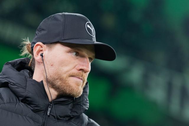 02 December 2025, North Rhine-Westphalia, Moenchengladbach: Moenchengladbach coach Eugen Polanski reacts ahead of the German DFB Cup round of 16 soccer match between Borussia Moenchengladbach and FC St. Pauli at Borussia-Park. Photo: Rolf Vennenbernd/dpa - IMPORTANT NOTICE: DFL and DFB regulations prohibit any use of photographs as image sequences and/or quasi-video.
