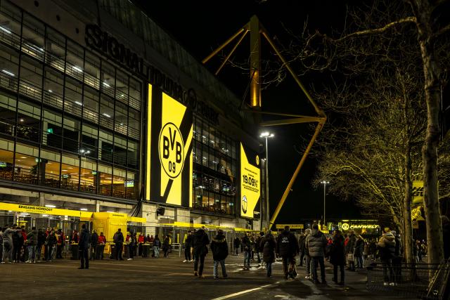 02 December 2025, North Rhine-Westphalia, Dortmund: Spectators stream into the Signal Iduna Park prior to the start of the German DFB Cup soccer match between Borussia Dortmund and Bayer Leverkusen. Photo: David Inderlied/dpa - WICHTIGER HINWEIS: Gemäß den Vorgaben der DFL Deutsche Fußball Liga bzw. des DFB Deutscher Fußball-Bund ist es untersagt, in dem Stadion und/oder vom Spiel angefertigte Fotoaufnahmen in Form von Sequenzbildern und/oder videoähnlichen Fotostrecken zu verwerten bzw. verwerten zu lassen.