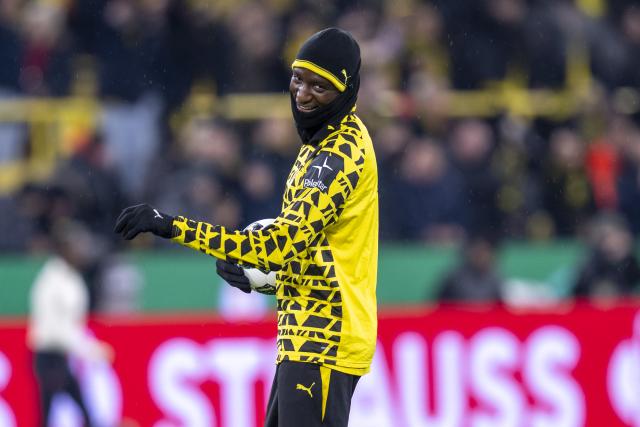 02 December 2025, North Rhine-Westphalia, Dortmund: Borussia Dortmund's Serhou Guirassy prior to the start of the German DFB Cup soccer match between Borussia Dortmund and Bayer Leverkusen at the Signal Iduna Park. Photo: David Inderlied/dpa - WICHTIGER HINWEIS: Gemäß den Vorgaben der DFL Deutsche Fußball Liga bzw. des DFB Deutscher Fußball-Bund ist es untersagt, in dem Stadion und/oder vom Spiel angefertigte Fotoaufnahmen in Form von Sequenzbildern und/oder videoähnlichen Fotostrecken zu verwerten bzw. verwerten zu lassen.