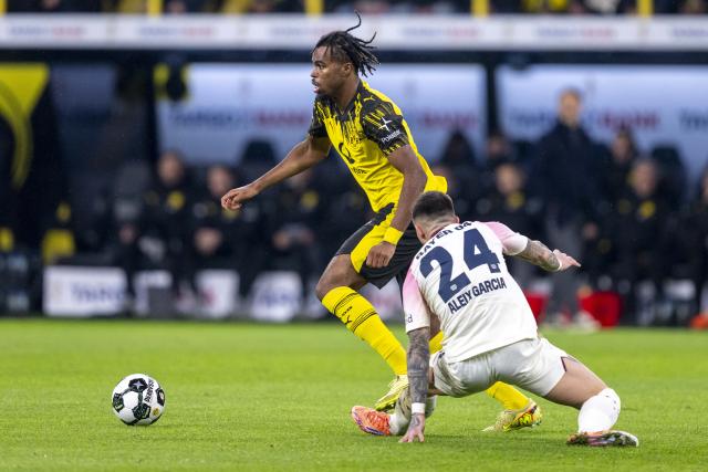 02 December 2025, North Rhine-Westphalia, Dortmund: Borussia Dortmund's Carney Chukwuemeka (L) and Leverkusen's Aleix Garcia battle for the ball during the German DFB Cup soccer match between Borussia Dortmund and Bayer Leverkusen at the Signal Iduna Park. Photo: David Inderlied/dpa - WICHTIGER HINWEIS: Gemäß den Vorgaben der DFL Deutsche Fußball Liga bzw. des DFB Deutscher Fußball-Bund ist es untersagt, in dem Stadion und/oder vom Spiel angefertigte Fotoaufnahmen in Form von Sequenzbildern und/oder videoähnlichen Fotostrecken zu verwerten bzw. verwerten zu lassen.