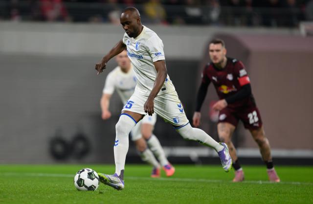 02 December 2025, Saxony, Leipzig: Magdeburg's Silas Gnaka (L) scores his side's first goal during the German DFB Cup round of 16 soccer match between RB Leipzig and 1. FC Magdeburg at Red Bull Arena. Photo: Hendrik Schmidt/dpa - WICHTIGER HINWEIS: Gemäß den Vorgaben der DFL Deutsche Fußball Liga bzw. des DFB Deutscher Fußball-Bund ist es untersagt, in dem Stadion und/oder vom Spiel angefertigte Fotoaufnahmen in Form von Sequenzbildern und/oder videoähnlichen Fotostrecken zu verwerten bzw. verwerten zu lassen.