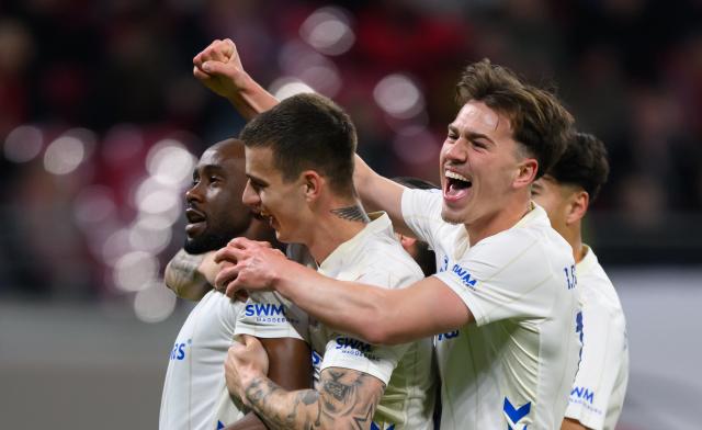 02 December 2025, Saxony, Leipzig: Magdeburg's Silas Gnaka (L) celebrates scoring his side's first goal with teammates during the German DFB Cup round of 16 soccer match between RB Leipzig and 1. FC Magdeburg at Red Bull Arena. Photo: Hendrik Schmidt/dpa - WICHTIGER HINWEIS: Gemäß den Vorgaben der DFL Deutsche Fußball Liga bzw. des DFB Deutscher Fußball-Bund ist es untersagt, in dem Stadion und/oder vom Spiel angefertigte Fotoaufnahmen in Form von Sequenzbildern und/oder videoähnlichen Fotostrecken zu verwerten bzw. verwerten zu lassen.