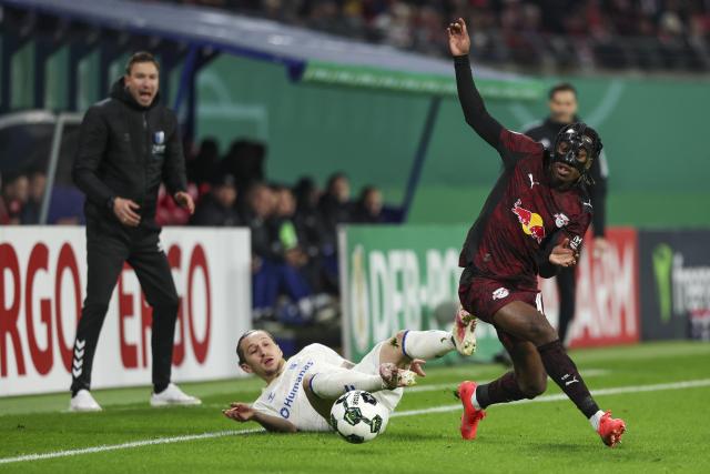02 December 2025, Saxony, Leipzig: Magdeburg's Baris Atik (L) and Leipzig's Yan Diomande battle for the ball during the German DFB Cup round of 16 soccer match between RB Leipzig and 1. FC Magdeburg at Red Bull Arena. Photo: Jan Woitas/dpa - WICHTIGER HINWEIS: Gemäß den Vorgaben der DFL Deutsche Fußball Liga bzw. des DFB Deutscher Fußball-Bund ist es untersagt, in dem Stadion und/oder vom Spiel angefertigte Fotoaufnahmen in Form von Sequenzbildern und/oder videoähnlichen Fotostrecken zu verwerten bzw. verwerten zu lassen.