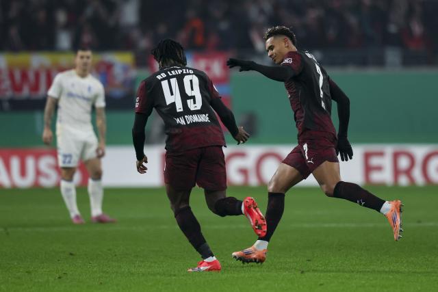 02 December 2025, Saxony, Leipzig: Leipzig's Antonio Nusa (R) celebrates scoring his side's first goal with teammate Yan Diomande during the German DFB Cup round of 16 soccer match between RB Leipzig and 1. FC Magdeburg at Red Bull Arena. Photo: Jan Woitas/dpa - WICHTIGER HINWEIS: Gemäß den Vorgaben der DFL Deutsche Fußball Liga bzw. des DFB Deutscher Fußball-Bund ist es untersagt, in dem Stadion und/oder vom Spiel angefertigte Fotoaufnahmen in Form von Sequenzbildern und/oder videoähnlichen Fotostrecken zu verwerten bzw. verwerten zu lassen.