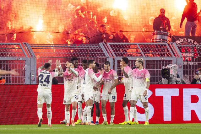 02 December 2025, North Rhine-Westphalia, Dortmund: Bayer Leverkusen's Ibrahim Maza (3rd R) celebrates scoring his side's first goal with teammates during the German DFB Cup soccer match between Borussia Dortmund and Bayer Leverkusen at the Signal Iduna Park. Photo: David Inderlied/dpa - WICHTIGER HINWEIS: Gemäß den Vorgaben der DFL Deutsche Fußball Liga bzw. des DFB Deutscher Fußball-Bund ist es untersagt, in dem Stadion und/oder vom Spiel angefertigte Fotoaufnahmen in Form von Sequenzbildern und/oder videoähnlichen Fotostrecken zu verwerten bzw. verwerten zu lassen.