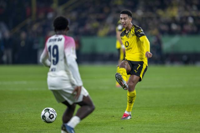 02 December 2025, North Rhine-Westphalia, Dortmund: Borussia Dortmund's Jobe Bellingham (R) in action during the German DFB Cup soccer match between Borussia Dortmund and Bayer Leverkusen at the Signal Iduna Park. Photo: David Inderlied/dpa - WICHTIGER HINWEIS: Gemäß den Vorgaben der DFL Deutsche Fußball Liga bzw. des DFB Deutscher Fußball-Bund ist es untersagt, in dem Stadion und/oder vom Spiel angefertigte Fotoaufnahmen in Form von Sequenzbildern und/oder videoähnlichen Fotostrecken zu verwerten bzw. verwerten zu lassen.