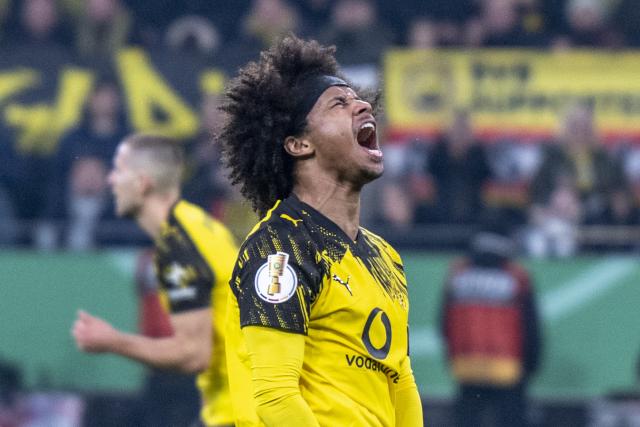 02 December 2025, North Rhine-Westphalia, Dortmund: Borussia Dortmund's Karim Adeyemi reacts during the German DFB Cup soccer match between Borussia Dortmund and Bayer Leverkusen at the Signal Iduna Park. Photo: David Inderlied/dpa - WICHTIGER HINWEIS: Gemäß den Vorgaben der DFL Deutsche Fußball Liga bzw. des DFB Deutscher Fußball-Bund ist es untersagt, in dem Stadion und/oder vom Spiel angefertigte Fotoaufnahmen in Form von Sequenzbildern und/oder videoähnlichen Fotostrecken zu verwerten bzw. verwerten zu lassen.