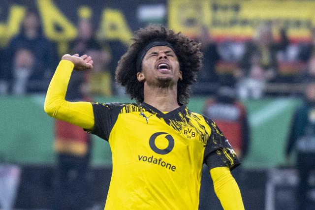 02 December 2025, North Rhine-Westphalia, Dortmund: Borussia Dortmund's Karim Adeyemi reacts during the German DFB Cup soccer match between Borussia Dortmund and Bayer Leverkusen at the Signal Iduna Park. Photo: David Inderlied/dpa - WICHTIGER HINWEIS: Gemäß den Vorgaben der DFL Deutsche Fußball Liga bzw. des DFB Deutscher Fußball-Bund ist es untersagt, in dem Stadion und/oder vom Spiel angefertigte Fotoaufnahmen in Form von Sequenzbildern und/oder videoähnlichen Fotostrecken zu verwerten bzw. verwerten zu lassen.