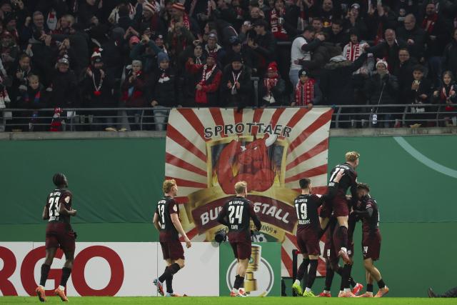 02 December 2025, Saxony, Leipzig: Leipzig's Christoph Baumgartner (R) celebrates scoring his side's third goal with teammates during the German DFB Cup round of 16 soccer match between RB Leipzig and 1. FC Magdeburg at Red Bull Arena. Photo: Jan Woitas/dpa - WICHTIGER HINWEIS: Gemäß den Vorgaben der DFL Deutsche Fußball Liga bzw. des DFB Deutscher Fußball-Bund ist es untersagt, in dem Stadion und/oder vom Spiel angefertigte Fotoaufnahmen in Form von Sequenzbildern und/oder videoähnlichen Fotostrecken zu verwerten bzw. verwerten zu lassen.