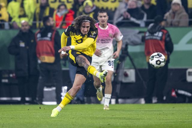 02 December 2025, North Rhine-Westphalia, Dortmund: Borussia Dortmund's Fabio Silva in action during the German DFB Cup soccer match between Borussia Dortmund and Bayer Leverkusen at the Signal Iduna Park. Photo: David Inderlied/dpa - WICHTIGER HINWEIS: Gemäß den Vorgaben der DFL Deutsche Fußball Liga bzw. des DFB Deutscher Fußball-Bund ist es untersagt, in dem Stadion und/oder vom Spiel angefertigte Fotoaufnahmen in Form von Sequenzbildern und/oder videoähnlichen Fotostrecken zu verwerten bzw. verwerten zu lassen.