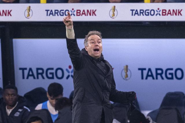 02 December 2025, North Rhine-Westphalia, Dortmund: Bayer Leverkusen coach Kasper Hjulmand gestures on the touchline during the German DFB Cup soccer match between Borussia Dortmund and Bayer Leverkusen at the Signal Iduna Park. Photo: David Inderlied/dpa - WICHTIGER HINWEIS: Gemäß den Vorgaben der DFL Deutsche Fußball Liga bzw. des DFB Deutscher Fußball-Bund ist es untersagt, in dem Stadion und/oder vom Spiel angefertigte Fotoaufnahmen in Form von Sequenzbildern und/oder videoähnlichen Fotostrecken zu verwerten bzw. verwerten zu lassen.
