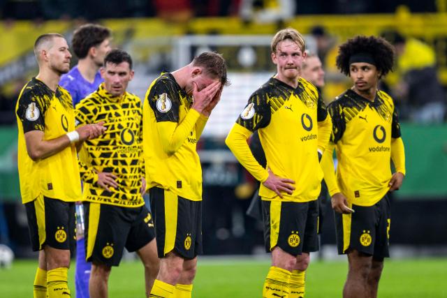 02 December 2025, North Rhine-Westphalia, Dortmund: (L-R) Borussia Dortmund's Waldemar Anton, Pascal Gross, Maximilian Beier, Julian Brandt and Karim Adeyemi look dejected after the German DFB Cup soccer match between Borussia Dortmund and Bayer Leverkusen at the Signal Iduna Park. Photo: David Inderlied/dpa - WICHTIGER HINWEIS: Gemäß den Vorgaben der DFL Deutsche Fußball Liga bzw. des DFB Deutscher Fußball-Bund ist es untersagt, in dem Stadion und/oder vom Spiel angefertigte Fotoaufnahmen in Form von Sequenzbildern und/oder videoähnlichen Fotostrecken zu verwerten bzw. verwerten zu lassen.