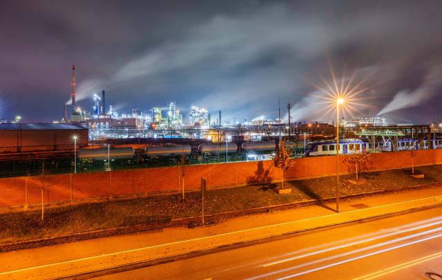 03 December 2025, Hesse, Frankfurt/Main: Production runs around the clock at Industriepark Hoechst, home to around 90 chemical and pharmaceutical companies engaged in research, development and manufacturing, making it one of the largest sites of its kind in Europe. Photo: Andreas Arnold/dpa
