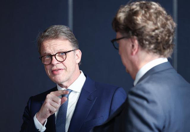 03 December 2025, Hesse, Frankfurt/Main: Christian Sewing (L), CEO of Deutsche Bank, and Stefan Wintels, CEO of KfW, talk at the "Energy and Infrastructure" capital market conference. Photo: Hannes P. Albert/dpa
