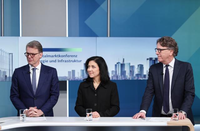 03 December 2025, Hesse, Frankfurt/Main: (L-R) Christian Sewing, CEO of Deutsche Bank, Katherina Reiche, Germany's Minister for Economic Affairs and Energy, and Stefan Wintels, CEO of KfW, stand side by side at the "Energy and Infrastructure" capital market conference. Photo: Hannes P. Albert/dpa