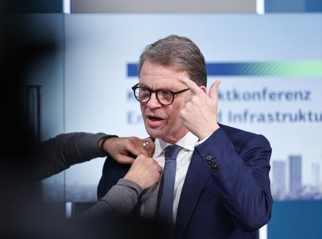 03 December 2025, Hesse, Frankfurt/Main: Christian Sewing (L), CEO of Deutsche Bank, gestures at the "Energy and Infrastructure" capital market conference. Photo: Hannes P. Albert/dpa