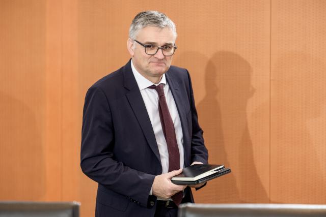 03 December 2025, Berlin: Stefan Kornelius, German government spokesman, arrives at the start of the German Cabinet meeting in the Chancellery. Photo: Michael Kappeler/dpa