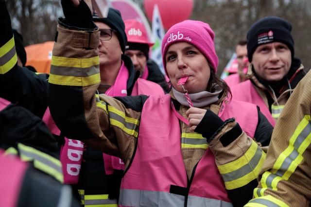 03 December 2025, Berlin: Trade unionists demonstrate at the start of the collective bargaining round for teachers, police officers and other state employees, as the Verdi and dbb civil servants' unions enter negotiations with the collective bargaining association of the German federal states. Photo: Carsten Koall/dpa